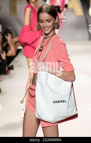 Paris, Frankreich. Oktober 2021. CHANEL SS22 Runway während der Paris Fashion Week - Paris, Frankreich. 05/10/2021 Credit: dpa/Alamy Live News Stockfoto