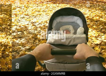 Glücklicher junger Vater mit Kinderwagen sitzt auf der Bank in der Natur im Park Stockfoto