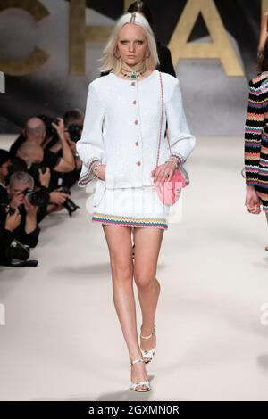 Paris, Frankreich. Oktober 2021. CHANEL SS22 Runway während der Paris Fashion Week - Paris, Frankreich. 05/10/2021 Credit: dpa/Alamy Live News Stockfoto