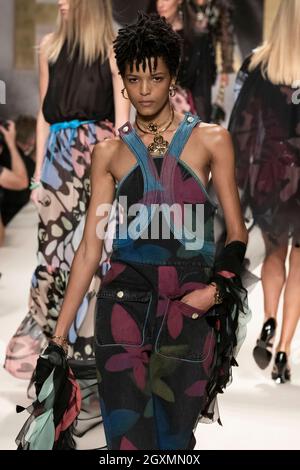 Paris, Frankreich. Oktober 2021. CHANEL SS22 Runway während der Paris Fashion Week - Paris, Frankreich. 05/10/2021 Credit: dpa/Alamy Live News Stockfoto