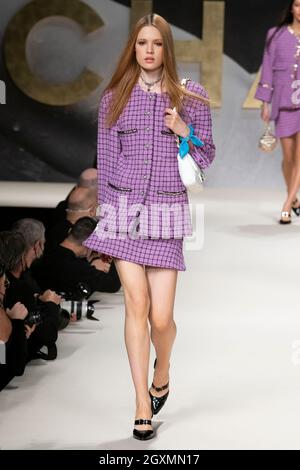 Paris, Frankreich. Oktober 2021. CHANEL SS22 Runway während der Paris Fashion Week - Paris, Frankreich. 05/10/2021 Credit: dpa/Alamy Live News Stockfoto