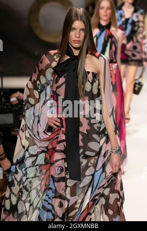 Paris, Frankreich. Oktober 2021. CHANEL SS22 Runway während der Paris Fashion Week - Paris, Frankreich. 05/10/2021 Credit: dpa/Alamy Live News Stockfoto