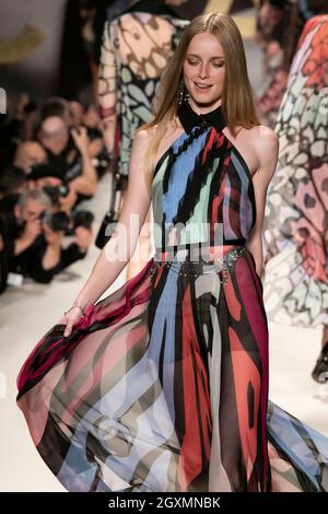 Paris, Frankreich. Oktober 2021. CHANEL SS22 Runway während der Paris Fashion Week - Paris, Frankreich. 05/10/2021 Credit: dpa/Alamy Live News Stockfoto