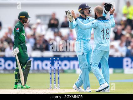 Englands Jos Buttler (Mitte) feiert das Stolpern von Pakistans Fakhar Zaman (links) beim Bowling von Englands Moeen Ali (rechts) Stockfoto