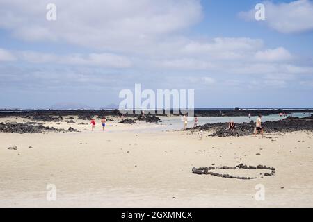 Playa Caleton Blanco ist für sein flaches Wasser und seinen weißen Sand bekannt - Lanzarote, Kanarische Inseln Stockfoto