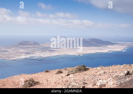 Atemberaubende Aussicht auf die Insel La Graciosa von den Klippen im Nordwesten Lanzarotes Stockfoto