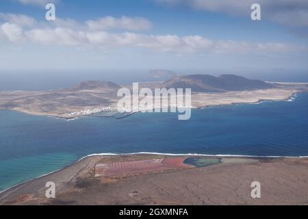 Atemberaubende Aussicht auf die Insel La Graciosa von den Klippen im Nordwesten Lanzarotes Stockfoto