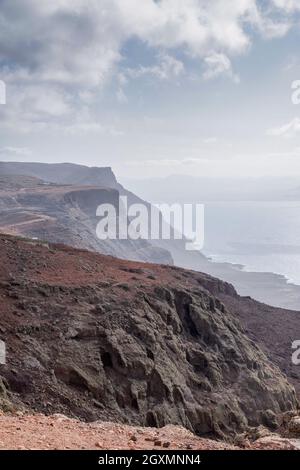 Blick auf die nördliche Küste Lanzarotes vom Mirador del Rio vista Point (Lanzarote, Kanarische Inseln) Stockfoto