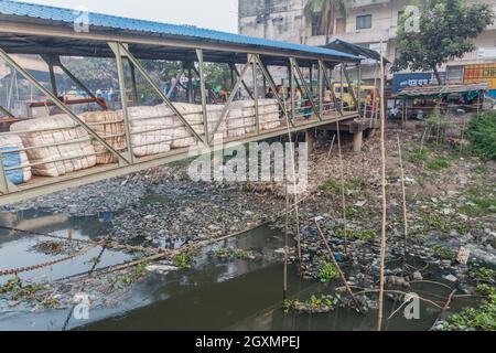 DHAKA, BANGLADESCH - 20. NOVEMBER 2016: Landebrücke für Passagierboote am Badamtoli Boat Terminal am Buriganga Fluss in Dhaka, Bangladesch Stockfoto