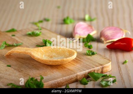 Leeren Sie den Gebäckkasten mit Kräutern auf einem holzenden Schneidebrett Stockfoto