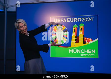 Am 05.10.21 präsentiert die zweite Münchner Bürgermeisterin Katrin Habenschaden ( Bündnis 90/die Grünen ) das Host City Logo von München zur Fußball Europameisterschaft 2024. - am 5. Oktober 2021 überreicht die zweite Bürgermeisterin von München, Katrin Habenschaden, auf dem Marienplatz das Münchner Logo der Gastgeberstadt zur Fußball-Europameisterschaft 2024. (Foto: Alexander Pohl/Sipa USA) Quelle: SIPA USA/Alamy Live News Stockfoto