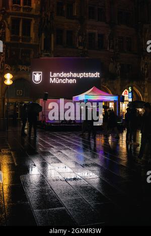 Am 05.10.21 präsentiert die zweite Münchner Bürgermeisterin Katrin Habenschaden ( Bündnis 90/die Grünen ) das Host City Logo von München zur Fußball Europameisterschaft 2024. - am 5. Oktober 2021 überreicht die zweite Bürgermeisterin von München, Katrin Habenschaden, auf dem Marienplatz das Münchner Logo der Gastgeberstadt zur Fußball-Europameisterschaft 2024. (Foto: Alexander Pohl/Sipa USA) Quelle: SIPA USA/Alamy Live News Stockfoto