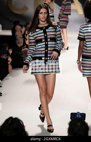 Paris, Frankreich. Oktober 2021. CHANEL SS22 Runway während der Paris Fashion Week - Paris, Frankreich. 05/10/2021 Credit: dpa/Alamy Live News Stockfoto