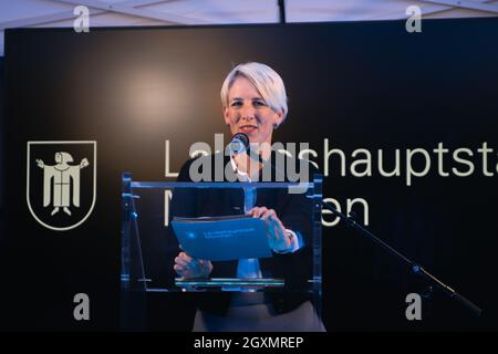 Am 05.10.21 präsentiert die zweite Münchner Bürgermeisterin Katrin Habenschaden ( Bündnis 90/die Grünen ) das Host City Logo von München zur Fußball Europameisterschaft 2024. - am 5. Oktober 2021 überreicht die zweite Bürgermeisterin von München, Katrin Habenschaden, auf dem Marienplatz das Münchner Logo der Gastgeberstadt zur Fußball-Europameisterschaft 2024. (Foto: Alexander Pohl/Sipa USA) Quelle: SIPA USA/Alamy Live News Stockfoto