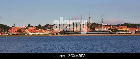 Fregatten Jylland und Hafen von Ebeltoft, Dänemark. Stockfoto