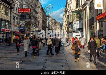Menschen gehen auf der Kärtner straße - der berühmtesten Einkaufsstraße im Zentrum Wiens. Stockfoto