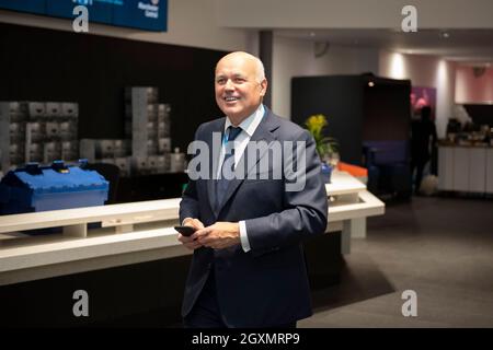 Manchester, England, Großbritannien. Oktober 2021. IM BILD: Ian Duncan Smith (Sir George Iain Duncan Smith), der oft mit seinen Initialen IDS bezeichnet wird, ist ein britischer Politiker, der von 2001 bis 2003 als Vorsitzender der Konservativen Partei und Oppositionsführer diente), der zu einer Abendveranstaltung spazierend gesehen hat. Szenen während des Abends auf der Konferenz der Konservativen Partei #CPC21. Quelle: Colin Fisher/Alamy Live News Stockfoto