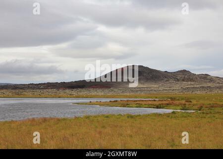 Vulkanische Landschaft und Teich in Vesturland, Island. Stockfoto