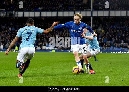 Evertons Tom Davies im Kampf gegen Raheem Sterling von Manchester City und Kevin De Bruyne von Manchester City Stockfoto