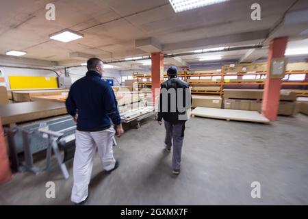 Zwei junge zimmerleute zusammen in großen, modernen Zimmerei Hochwertige Holz Konzept arbeiten Stockfoto