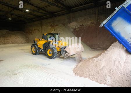 Dohna, Deutschland. Oktober 2021. Der Fluorspat wird in einer Halle der Fluorchemie Dohna GmbH entladen. Kredit: Robert Michael/dpa/Alamy Live Nachrichten Stockfoto