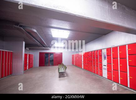 Red Schließfächer Schließfächer leer Zimmer Stockfoto