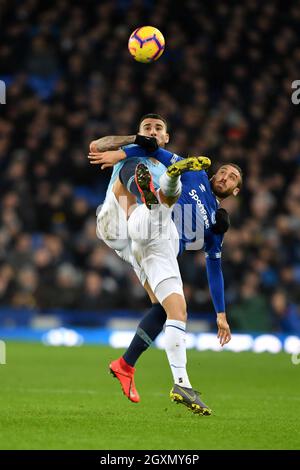 Nicolas Otamendi von Manchester City und Cenk Tosun von Everton kämpfen um den Ball Stockfoto