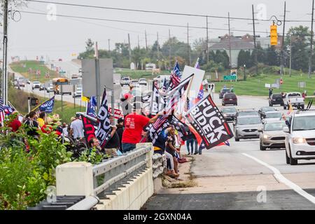 Howell, Michigan, USA. Oktober 2021. Die Republikaner protestieren, als Präsident Joe Biden Michigan besucht, um seinen Build Back Better Plan zu fördern. Bidens Plan beinhaltet Geld, um den Klimawandel zu bekämpfen und Kinder aus der Proverty zu holen. Die Livingston County Republic Party nannte ihren Protest die „Stoppt die Kundgebung der Ausgaben“. Kredit: Jim West/Alamy Live Nachrichten Stockfoto