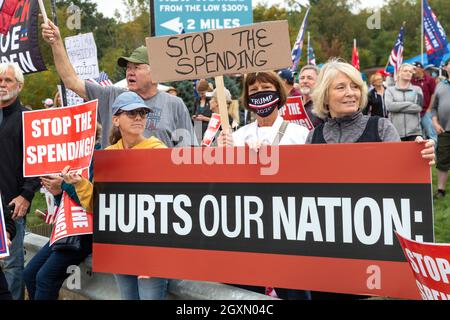 Howell, Michigan, USA. Oktober 2021. Die Republikaner protestieren, als Präsident Joe Biden Michigan besucht, um seinen Build Back Better Plan zu fördern. Bidens Plan beinhaltet Geld, um den Klimawandel zu bekämpfen und Kinder aus der Proverty zu holen. Die Livingston County Republic Party nannte ihren Protest die „Stoppt die Kundgebung der Ausgaben“. Kredit: Jim West/Alamy Live Nachrichten Stockfoto