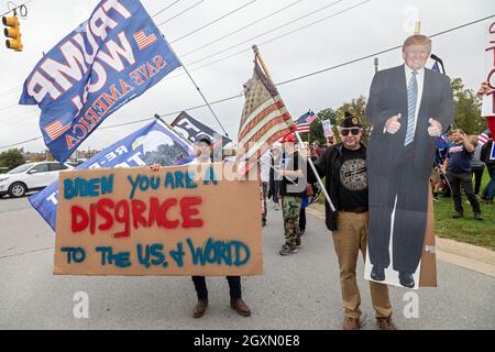 Howell, Michigan, USA. Oktober 2021. Die Republikaner protestieren, als Präsident Joe Biden Michigan besucht, um seinen Build Back Better Plan zu fördern. Bidens Plan beinhaltet Geld, um den Klimawandel zu bekämpfen und Kinder aus der Proverty zu holen. Die Livingston County Republic Party nannte ihren Protest die „Stoppt die Kundgebung der Ausgaben“. Kredit: Jim West/Alamy Live Nachrichten Stockfoto