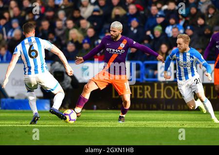 Sergio Aguero von Manchester City in Aktion mit Jonathan Hogg von Huddersfield Town (links) und Alex Pritchard von Huddersfield Town (rechts) Stockfoto