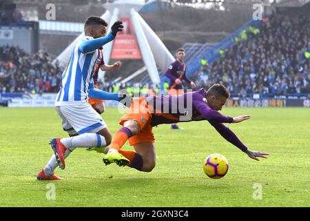 Danilo von Manchester City wird von Elias Kachunga von Huddersfield Town angegangen Stockfoto