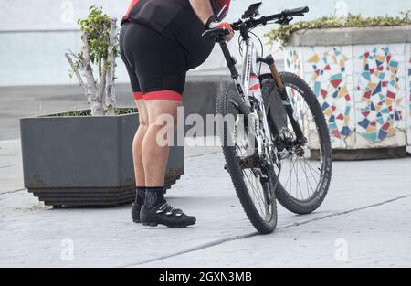 Übergewichtiger Mann mittleren Alters, Radfahrer, trägt Lycra. MAMIL (Mann mittleren Alters in Lycra). Stockfoto