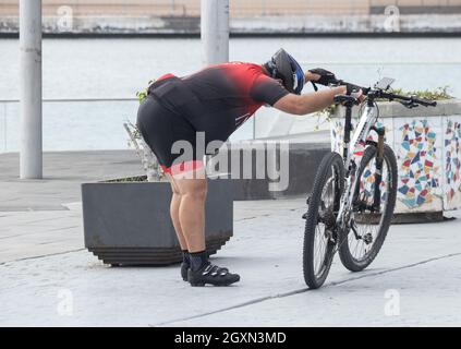 Übergewichtiger Mann mittleren Alters, Radfahrer, trägt Lycra. MAMIL (Mann mittleren Alters in Lycra). Stockfoto