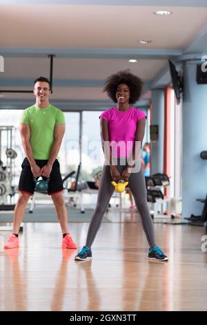 gesundes paar Training mit Gewichte heben Sonnenschirmständer bei Crossfit Gym afroamerikanische Frau mit Afro-Frisur Stockfoto