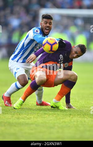 Danilo von Manchester City und Elias Kachunga von Huddersfield Town kämpfen um den Ball Stockfoto