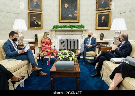 Washington, Vereinigte Staaten Von Amerika. Oktober 2021. Washington, Vereinigte Staaten von Amerika. 02. Oktober 2021. US-Präsident Joe Biden trifft sich mit Senator Kyrsten Sinema (D-AZ), um die Sackgasse des Kongresses im Oval Office des Weißen Hauses zu diskutieren 2. Oktober 2021 in Washington, DC Quelle: Adam Schultz/White House Photo/Alamy Live News Stockfoto