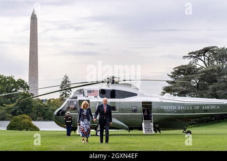 Washington, Vereinigte Staaten Von Amerika. Oktober 2021. Washington, Vereinigte Staaten von Amerika. 04. Oktober 2021. US-Präsident Joe Biden und First Lady Dr. Jill Biden halten sich die Hände, während sie über den South Lawn gehen, nachdem sie am Marine One im Weißen Haus angekommen sind 4. Oktober 2021 in Washington, DC Quelle: Adam Schultz/White House Photo/Alamy Live News Stockfoto