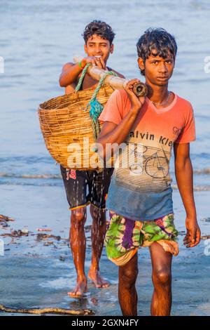 DUBLAR CHAR, BANGLADESCH - 14. NOVEMBER 2016: Fischer mit ihrem Fang auf der Insel Dublar Char Dubla, Bangladesch. Stockfoto