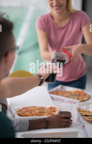 glückliches junges Paar zu Mittag eine Pause nach dem Umzug in ein neues Zuhause Stockfoto