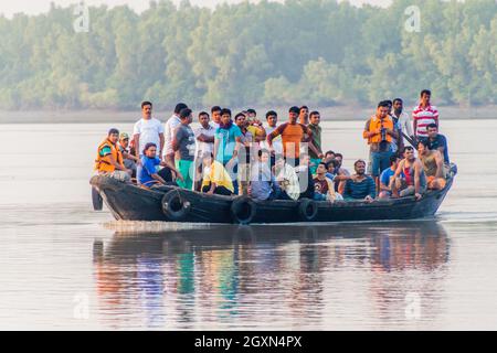 SUNDARBANS, BANGLADESCH - 14. NOVEMBER 2016: Touristen auf einem Boot während einer Sundarbans-Tour, Bangladesch. Stockfoto