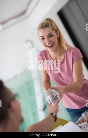 glückliches junges Paar zu Mittag eine Pause nach dem Umzug in ein neues Zuhause Stockfoto