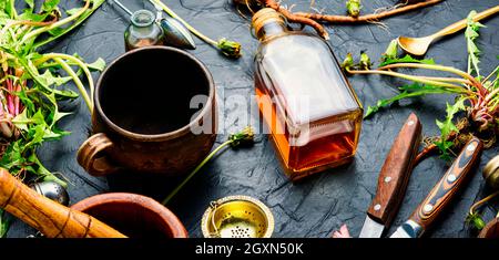 Heilkräuter und pflanzliche medizinische Wurzeln.Extrakt aus Löchenkraut.Taraxacum, Heilpflanzen.Löchenkraut Wurzel. Stockfoto