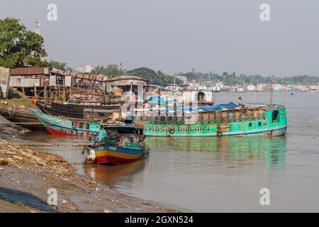 KHULNA, BANGLADESCH - 16. NOVEMBER 2016: Boote auf dem Rupa-Fluss in Khulna, Bangladesch Stockfoto