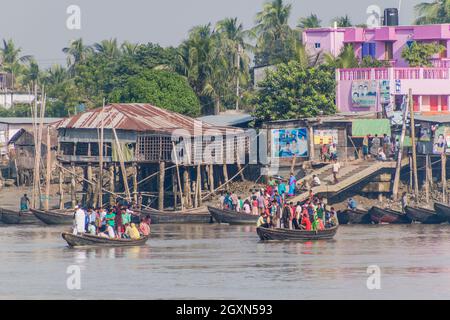 KHULNA, BANGLADESCH - 16. NOVEMBER 2016: Fähren auf dem Rupa-Fluss in Khulna, Bangladesch Stockfoto