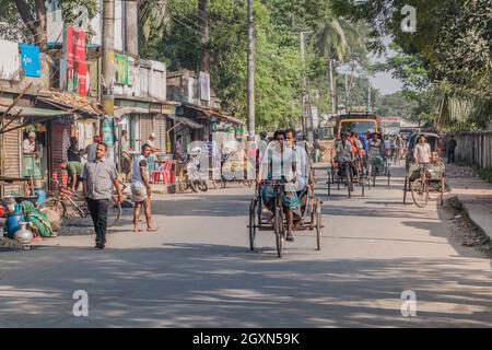 KHULNA, BANGLADESCH - 16. NOVEMBER 2016: Verkehr auf einer Straße in Khulna, Bangladesch Stockfoto