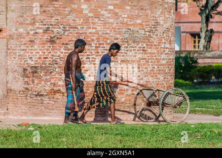 BAGERHAT, BANGLADESCH - 16. NOVEMBER 2016: Lokale Arbeiter in der Nähe der Shait-Gumbad-Moschee in Bagerhat, Bangladesch Stockfoto