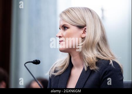 Washington, Usa. Oktober 2021. Frances Haugen, Facebook-Whistleblower, gesehen während der Anhörung des Senats für Handel, Wissenschaft und Verkehr. Kredit: SOPA Images Limited/Alamy Live Nachrichten Stockfoto