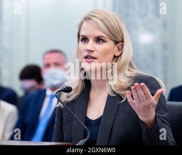 Washington, Usa. Oktober 2021. Frances Haugen, Facebook-Whistleblower, spricht bei einer Anhörung des Ausschusses für Handel, Wissenschaft und Verkehr des Senats. Kredit: SOPA Images Limited/Alamy Live Nachrichten Stockfoto