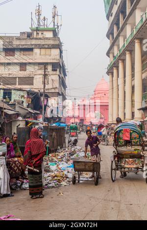 DHAKA, BANGLADESCH - 20. NOVEMBER 2016: Straße, die nach Ahsan Manzil führt, dem ehemaligen Wohnpalast der Nawab von Dhaka, Bangladesch Stockfoto